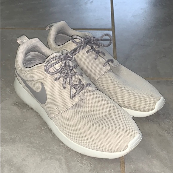 grey nike roshe womens